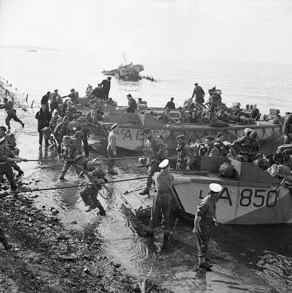 British paratroopers of the 2nd Independent Para Brigade disembarking from landing craft assault at Salonika, 8 November 1944.