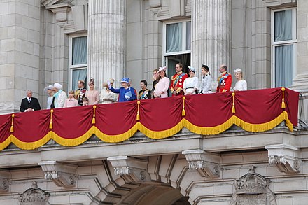 Royal family palace. Королевская семья на балконе Букингемского дворца. Букингемский дворец Королева на балконе. Елизавета 2 на балконе Букингемского дворца. Члены королевской семьи на балконе Букингемского дворца.