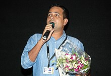 Yönetmen Shri Chttaranjan Tripathy, IFFI-2010 sırasında Inox sinema salonunda 25 Kasım 2010'da Panjim, Goa'da filmin sunumunda (Courtroom Nautanki) hitap ediyor.jpg