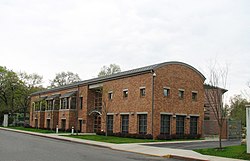 De voorgevel van het centrum op Maple Grove Cemetery.jpg