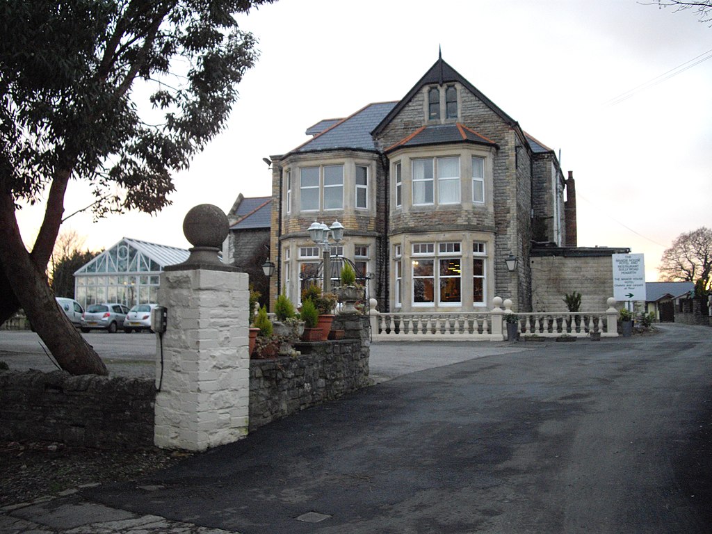 Picture of Manor House Hotel courtesy of Wikimedia Commons contributors - click for full credit