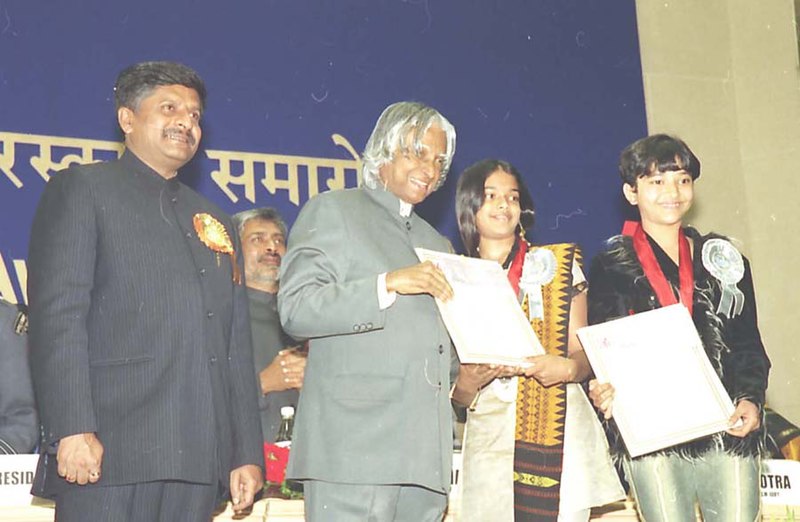 File:The President Dr. A.P.J. Abdul Kalam presenting the Best Child Artists Award for the year 2002 to Shweta Prasad and Keertana for their roles in Hindi film "Makdee" and Tamil film "Kannathil Muthamittal" at the 50th National Film.jpg