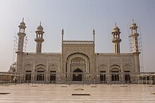 Ақ құрылым - Jamia Masjid Al-Sadiq.jpg