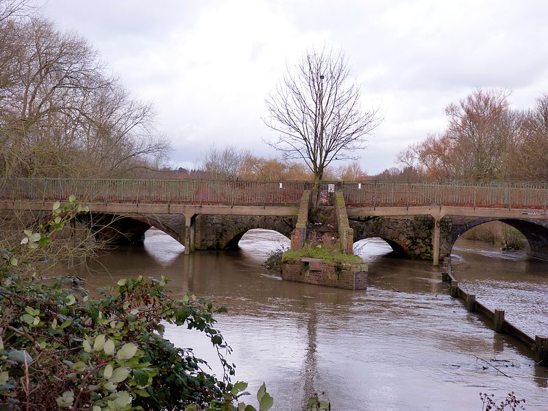 File:Thurcaston Road bridge, Belgrave from south.jpg