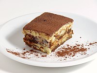 Tiramisú con guarnición de cacao en polvo