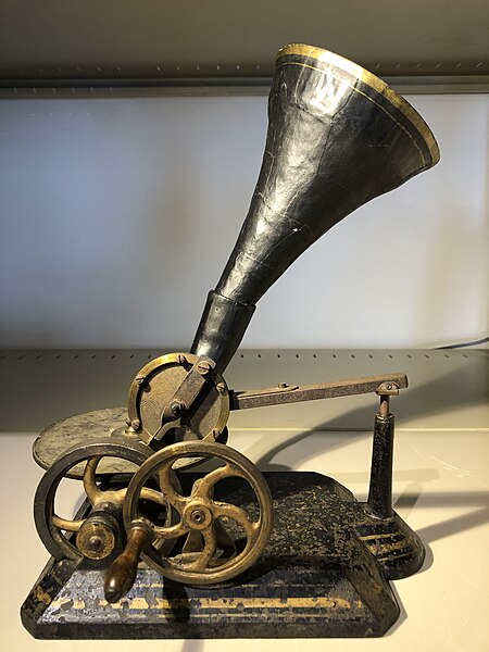 E. Berliner Toy Gramophone, 1889 (collection Musée des ondes Emile Berliner, Montreal)