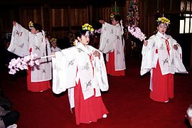 Miko reealitzant la dansa tradicional Toyosaka no mai (豊栄の舞)