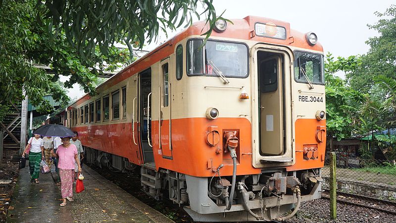 File:Train in yangon Circular Railway.jpg