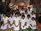 Unge, buddhistiske kvinner (ikke nonner) fra Thailand iført hvite sørgeklær 2005.