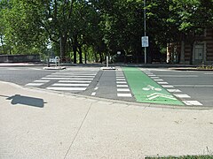 Ruta ciclista separada del paso de peatones en la margen derecha del puente