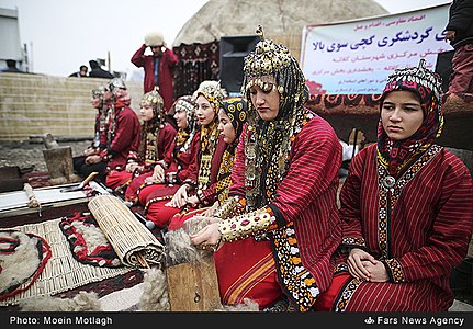 Ragazze turkmene in abiti nazionali (Iran)