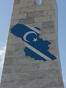 מפה של "טורקמנלי" על אנדרטה בעיירה הטורקמנית אלטון קופרי