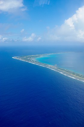 Pogled iz aviona na najveći otok atola Fongafale