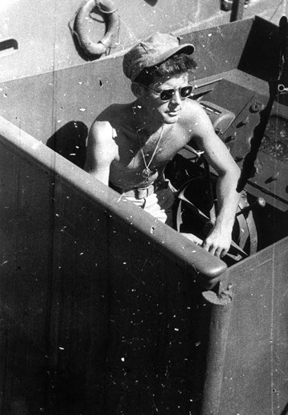 Fájl:US Navy 110529-O-ZZ999-009 Lt. jg John F. Kennedy aboard the PT-109.jpg