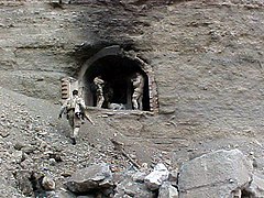 Navy SEALs explorando una cueva utilizada por talibanes y al-Qaeda en Afganistán, 2002