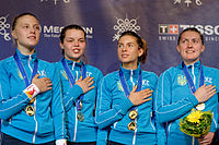 Аліна Комащук (друга зліва) разом з українською жіночою командою шаблісток, яка виграла золоту медаль на Чемпіонаті світу з фехтування 2013 у Будапешті.