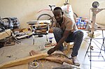 Миниатюра для Файл:Un artisan crée au centre artisanal régional à Maroua au Cameroun.jpg