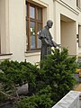Škola Jana Pavla II. – hlavní vchod se sochou