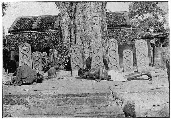 Vellālars worshipping lingam, snake-stones and Ganēsa from Castes and Tribes of Southern India (1909).