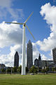 Foto de primer plano de la turbina de viento contra el horizonte de Cleveland