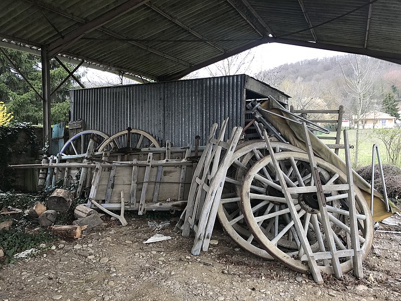 File:Vieux objets entreposés dans un hangar de la rue des Andrés à Saint-Maurice-de-Beynost, Ain, France - 4.jpg