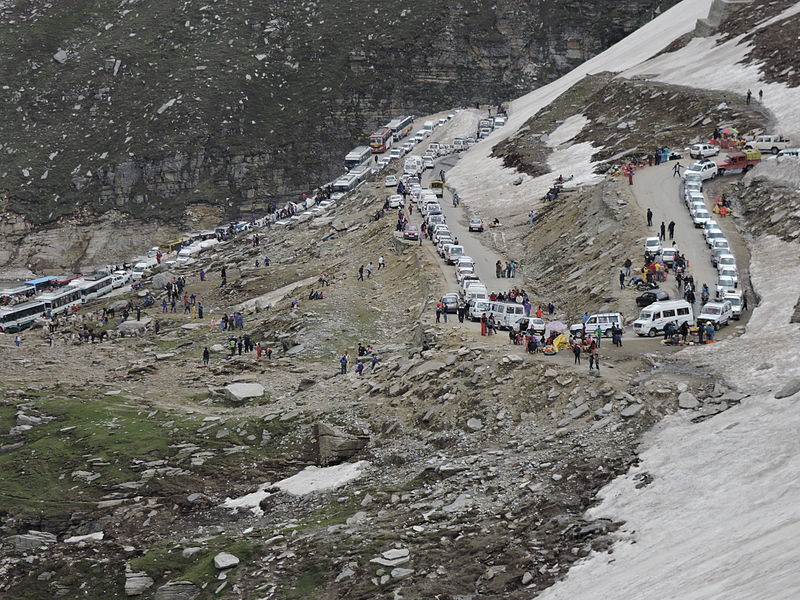 File:View of congested traffic(13-6-15) before Rohtang , Manali ,Himachal Pardes ,India.JPG