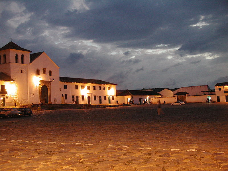 File:VillaDeLeyva-bynight.jpg