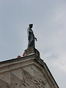 Statue de la Vierge, sur le toit de l’église.
