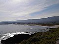 Vista da praia de Arealonga. Ó fondo, a zona pertencente a Santiago de Reinante.