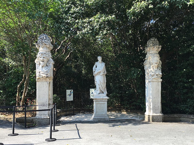 File:Vizcaya Grounds (34262029426).jpg