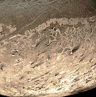Dungi întunecate pe suprafața calotei polare de sud a lui Triton, despre care se crede că sunt depozite de praf lăsat de erupțiile gheizerelor de azot