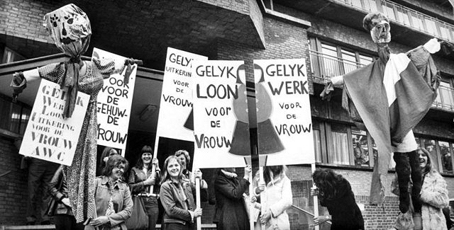 Women demonstrate in front of the Hague for equal pay on 29 May 1975.