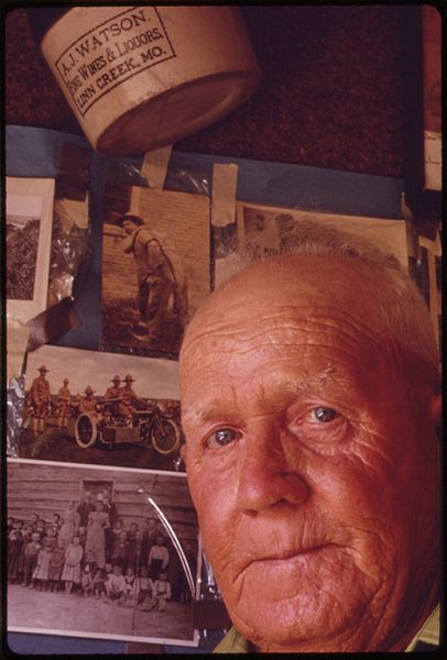 File:WORLD WAR I PHOTOS DECORATE NEW LINN CREEK SCHOOLHOUSE WALL FOR SECOND REUNION OF FORMER RESIDENTS OF LINN CREEK. OLD... - NARA - 551340.jpg