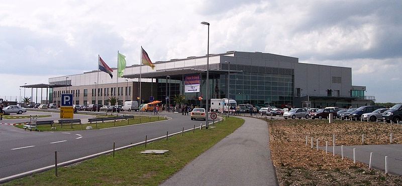 File:Weeze Airport Weeze Empfangshalle außen.jpg