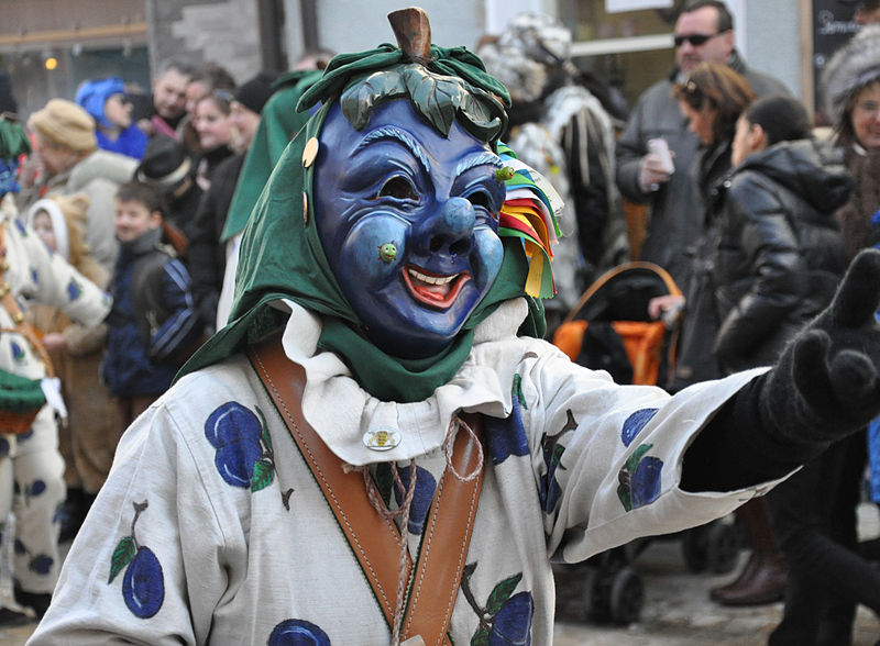 File:Weingarten Narrensprung 2013 Erzingen Pflommasack 01.jpg