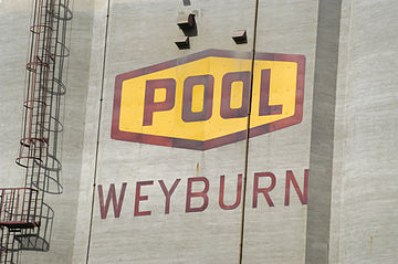 File:Weyburn_POOL_(126040461).jpg