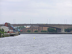 Kingston Bridge sobre el río Clyde en el centro de Glasgow