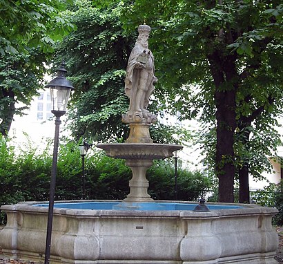 So kommt man zu Heinrich-Jasomirgott-Brunnen mit den Öffentlichen - Mehr zum Ort Hier