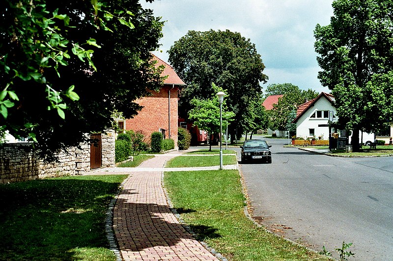 File:Wohlsborn, die Hauptstraße.jpg