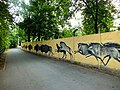 Mural autorstwa Jerzego Wołoszynowicza[7] na ogrodzeniu zoo