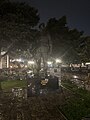 Şadırvan Meydanında bulunan Cevat Berisha heykeli, gece (2023)