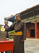 Un moine de l'école des bonnets rouges du bouddhisme tibétain (Nyingmapa) dans le temple.