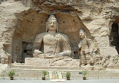 Lutian Buddha (mitten) och East Standing Buddha (höger). West Standing Buddha (som ursprungligen stod till vänster) har länge varit försvunnen, men är återfunnen i bitar och restaurerad.[1]