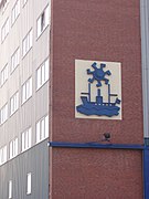 Logo van scheepswerf Verschure (vooral baggerschepen) die in dit gebouw van 1915 tot 1980 gevestigd was, thans bedrijfsverzamelgebouw Zamenhofstraat 150.