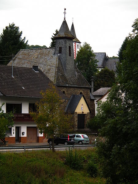 File:Zwei Kirchtürme in Kellenbach September 2012.JPG