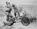 サイパンの戦いで鹵獲した九二式歩兵砲（木製車輪型）で、日本軍陣地を攻撃するアメリカ軍（海兵隊）の兵士