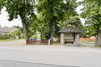 Úhelnice : monument aux morts, arrêt de bus.