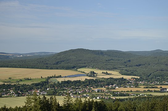 Mont Žďár (629 m) depuis le mont Kotel. Au premier plan Kamenný Újezd.