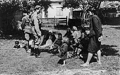 Борци на 48-та македонска дивизија со група селани во Босна