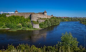 Forteresse d'Ivangorod et la Narva.